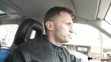 Podniósł wielkiego fiuta naprawiającego uda w parku, a następnie brutalnie ją ruchał w tyłek kuffantotta Thumb