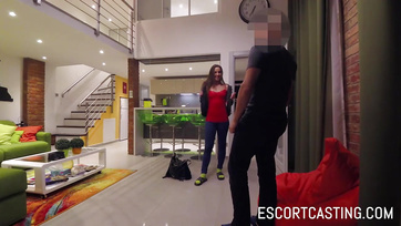 Seksowna węgierska studentka przebierała się kilka razy podczas pieprzenia Thumb