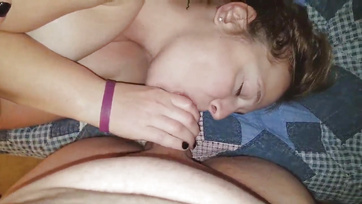 Prawdziwa żona o dużych cyckach ssie i połyka kutasa w swojej małej cipka Thumb
