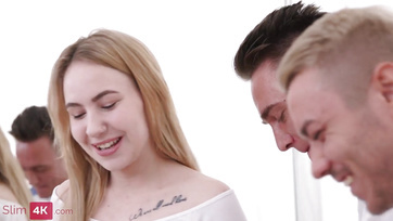 Ta mała niegrzeczna szmata lubiła, gdy dwóch facetów ruchało ją w dziury w tym samym czasie Thumb