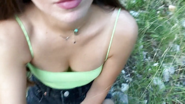 Gorąca nastoletnia laska ssie i szarpie kutasa w matce naturze Thumb