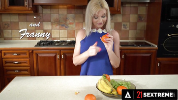 Muff-eating blonde old lady uprawia seks ze swoją śliczną węgierską pasierbicą Thumb
