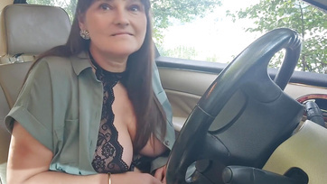 Z radością ssała penisa zupełnie obcego mężczyzny po tym, jak pokazał jej naturalne cycki Thumb