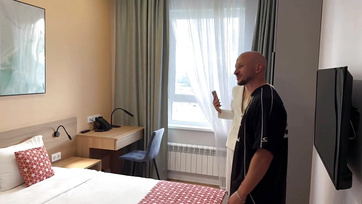 Dwóch facetów wynajęło pokój hotelowy, żeby przelecieć gorącą prostytutkę MILF Thumb