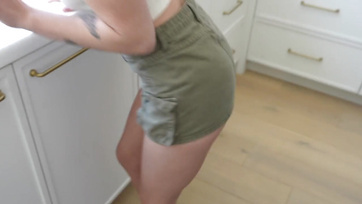 Moja niegrzeczna przyrodnia siostra w końcu oznajmiła, że jej ciasny odbyt jest gotowy na anal Thumb