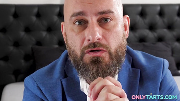Młode studentki wzięły nawet penisa starszego brodatego faceta w swoje dupy Thumb