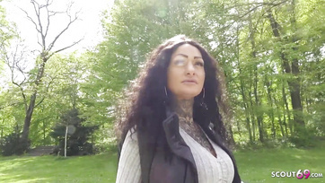 Dziewczyna z dużym biustem poderwana na zewnątrz, nawet przyjęła grubego penisa agenta ulicznego w tyłek Thumb